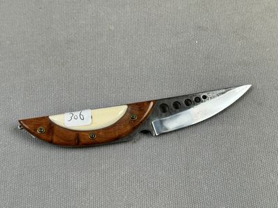 Couteau, plaquettes en loupe de thuyas, dent de phacochère i…