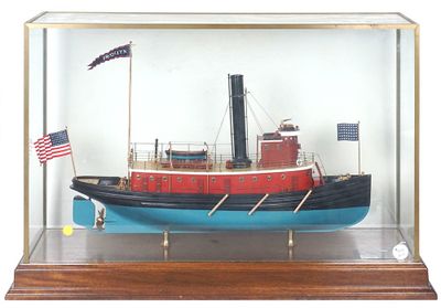 une maquette de remorqueur dans une vitrine