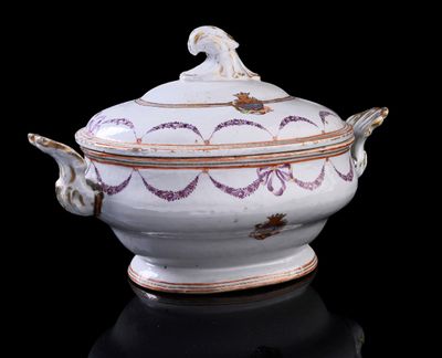 un bol blanc orné d'un motif violet et doré