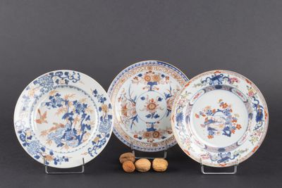 trois assiettes bleues et blanches ornées de fleurs et de feuilles