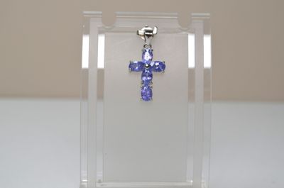 une petite boîte transparente ornée d'une croix bleue