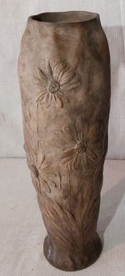 deux vases posés sur une surface blanche