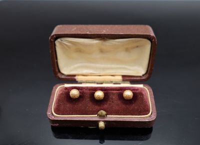 une petite boîte contenant trois paires de boucles d'oreilles