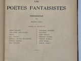 un livre ouvert dont la couverture porte le titre d'un poème écrit en français