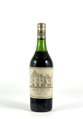 une bouteille de vin posée sur une table