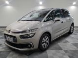 la citrole est garée sur le sol en damier d'un garage