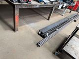 une table sur laquelle sont posés un certain nombre d'outils