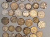 de nombreux types de pièces différents qui se trouvent sur la table
