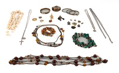 plusieurs types de bijoux différents sur une surface blanche