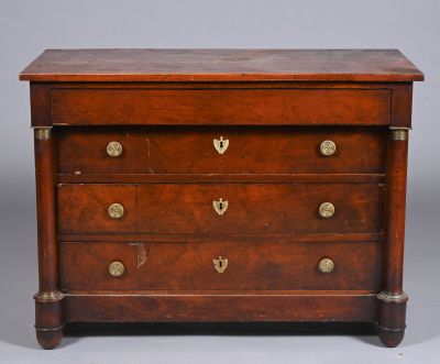 une commode ancienne en acajou avec des poignées en laiton