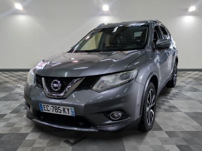 l'avant d'un SUV Nissan argenté garé sur un sol à damier