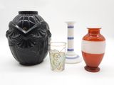 trois vases posés l'un à côté de l'autre sur une table