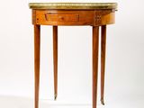 une petite table avec un plateau en marbre
