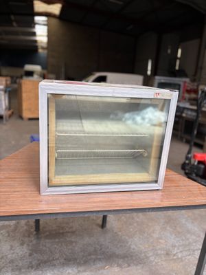 un petit four posé sur une table dans un entrepôt