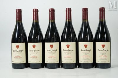 six bouteilles de vin sont alignées sur une table