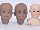 cinq têtes de mannequin de tailles et de formes différentes