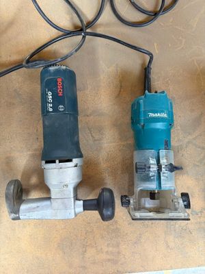 deux outils électriques posés sur une table