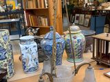 une table sur laquelle sont posés de nombreux vases et autres objets
