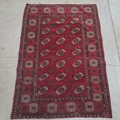 un tapis rouge posé sur le sol, à côté d'un sol blanc