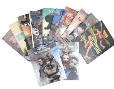 beaucoup de bandes dessinées sur la table