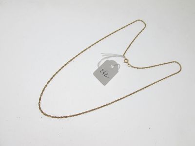 une photo d'un collier auquel est accrochée une étiquette