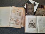 un livre ouvert posé sur une table à côté d'une pile de livres