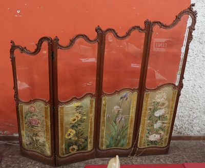 un paravent orné d'un motif représentant des fleurs et des oiseaux