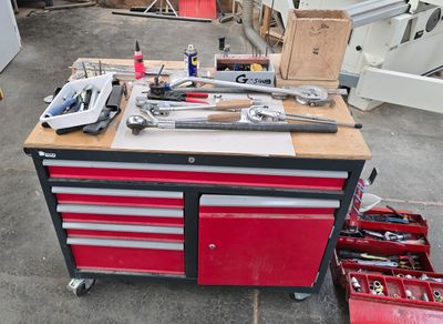un établi sur lequel sont posés des outils dans un garage