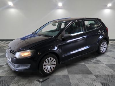 La Volkswagen B-Cross noire est garée sur un sol en carreaux à damier.