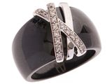 une image représentant une bague en diamant en noir et blanc sur fond blanc