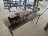 une machine posée sur une table dans une pièce