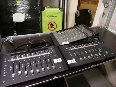 deux claviers et une table de mixage posés sur une table