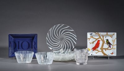 de nombreux objets en verre de toutes sortes posés sur une table