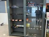un distributeur automatique au milieu d'un magasin