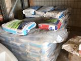 de nombreux paquets de papier toilette posés sur une étagère dans une pièce