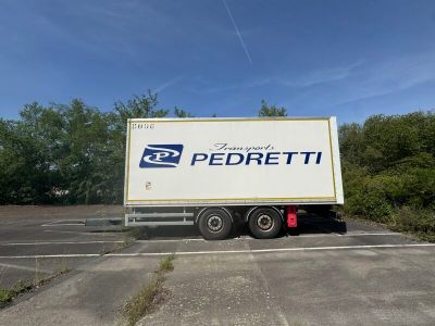 un camion semi-remorque garé dans un parking