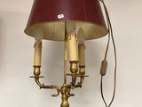 une lampe posée sur une étagère dans une pièce