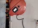 une photo d'un casque de chantier rouge accroché à un mur
