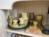 de nombreuses assiettes et tasses rangées sur une étagère dans un placard