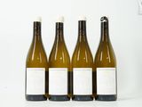 trois bouteilles de vin blanc sont alignées sur une surface blanche