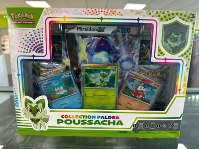 présentation d'objets de collection Pokémon dans une vitrine d'un magasin