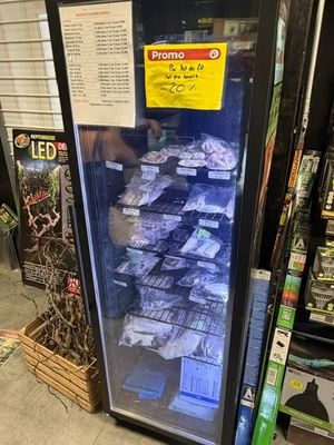 un réfrigérateur rempli de produits dans un magasin