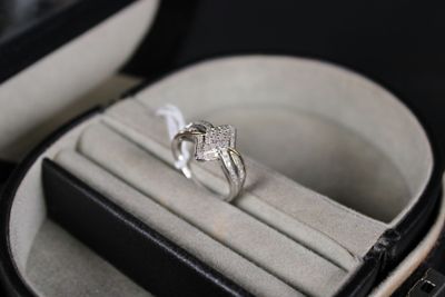 une bague dans un écrin, sertie d'un diamant