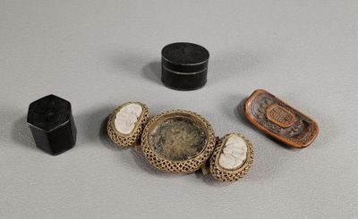 plusieurs bijoux, dont une montre, un coffret et un autre coffret