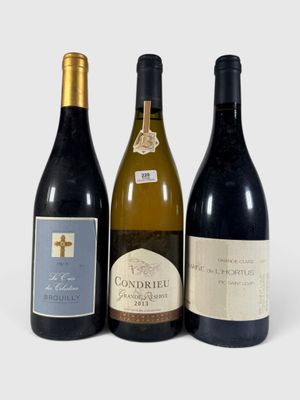 trois bouteilles de vin posées les unes à côté des autres sur une surface blanche