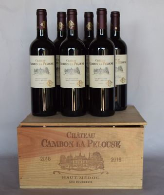 six bouteilles de vin rouge dans un coffret en bois sur une table