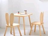 deux chaises en bois et une table dans une pièce blanche