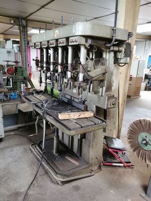 une photo d'un atelier d'usinage avec de nombreuses machines