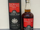 une bouteille de rhum « Morgan's Classic » à côté d'une boîte noire