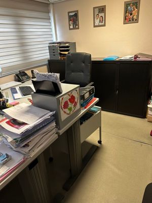 un bureau sur lequel se trouvent de nombreux papiers et un ordinateur portable